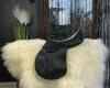 Sheepskin or sheepskin saddle pads placed under the saddle